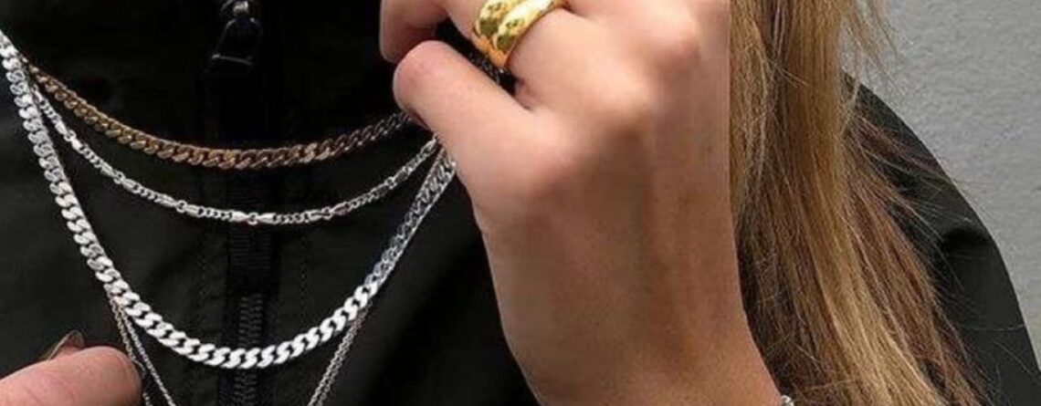Fashion advice for accessorizing with gold and silver jewelry.