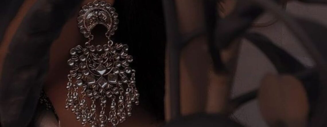 Review the top 10 jewelry articles for purchasing jewelry online this winter season.