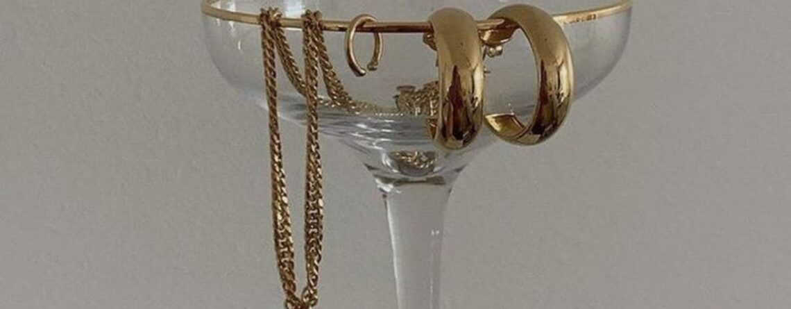 Review the top 10 guidelines for purchasing jewelry online.