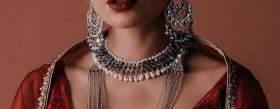 Showcasing her Oxidized Artificial Bridal Jewelry Sets