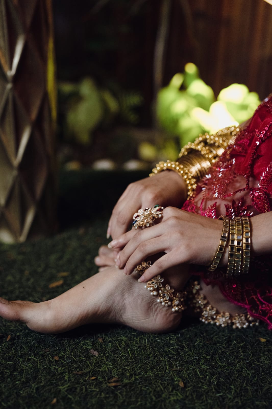 Embark on a mesmerizing voyage through time with the “Qasar-e-Noor Collection ’24.” This collection seamlessly fuses the opulent allure of the Mughal era with a contemporary twist, presenting creations that epitomize both enduring classicism and modern sophistication. With utmost precision and care, each piece encapsulates a narrative steeped in rich heritage, resonating with the lavish opulence that once graced the illustrious courts of ancient India. Immerse yourself in this enchanting fusion of history and refinement, where every jewel narrates a tale of unparalleled beauty and artistry.