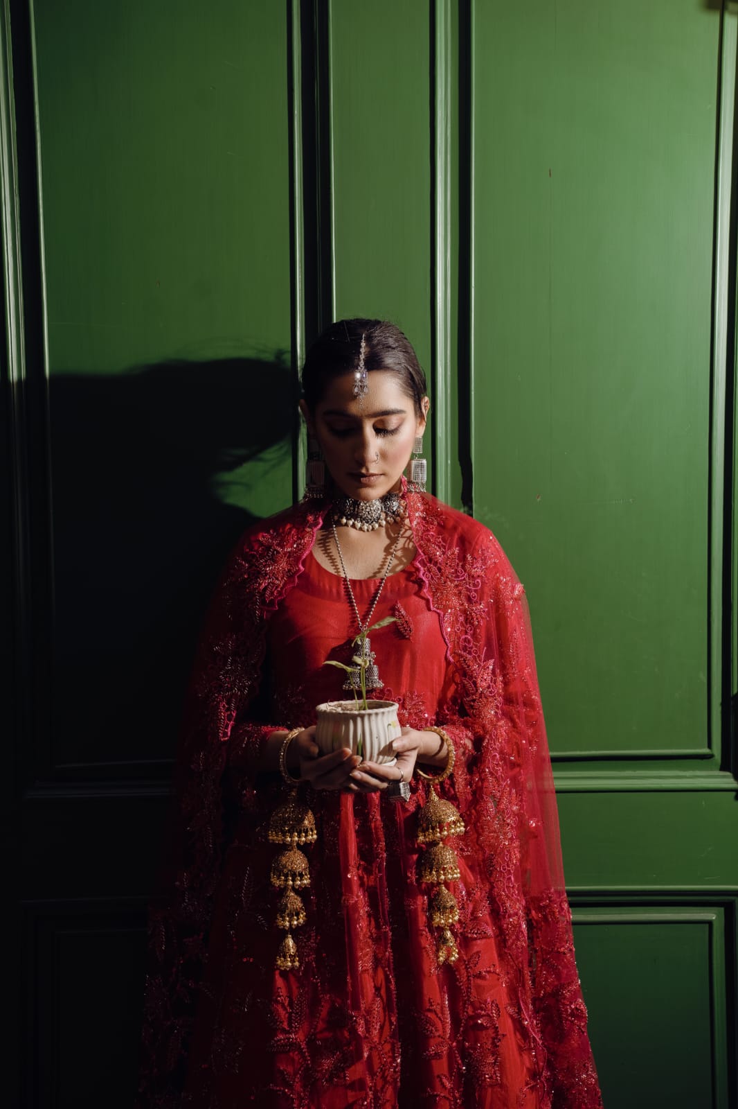 Embark on a mesmerizing voyage through time with the “Qasar-e-Noor Collection ’24.” This collection seamlessly fuses the opulent allure of the Mughal era with a contemporary twist, presenting creations that epitomize both enduring classicism and modern sophistication. With utmost precision and care, each piece encapsulates a narrative steeped in rich heritage, resonating with the lavish opulence that once graced the illustrious courts of ancient India. Immerse yourself in this enchanting fusion of history and refinement, where every jewel narrates a tale of unparalleled beauty and artistry.